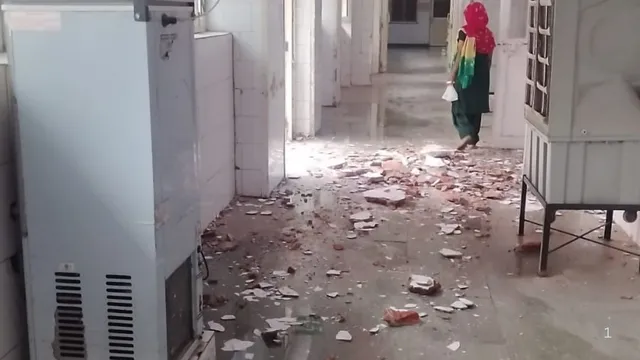 गाजियाबाद एमएमजी अस्पताल की छत का प्लास्टर गिरा, सर्जिकल वार्ड में भर्ती मरीजों में मची अफरा-तफरी