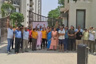 बिल्डर पर लापरवाही का आरोप, निवासियों ने सौंपा मांगपत्र