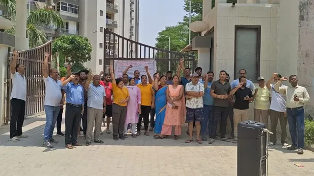 बिल्डर पर लापरवाही का आरोप, निवासियों ने सौंपा मांगपत्र