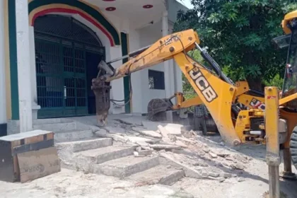गाजियाबाद: दो दशक से अधिक पुरानी अवैध मजार ध्वस्त, भारी सुरक्षा के बीच कार्रवाई