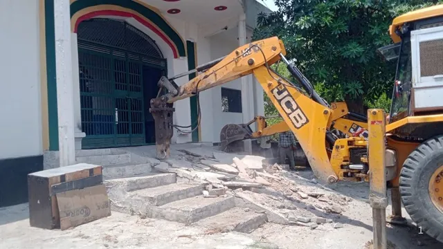 गाजियाबाद: दो दशक से अधिक पुरानी अवैध मजार ध्वस्त, भारी सुरक्षा के बीच कार्रवाई