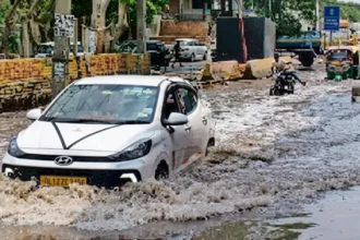 दिल्ली-गुरुग्राम बॉर्डर पर सीवर संकट, घुटनों तक गंदे पानी में डूबा रास्ता