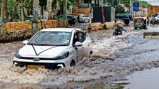 दिल्ली-गुरुग्राम बॉर्डर पर सीवर संकट, घुटनों तक गंदे पानी में डूबा रास्ता