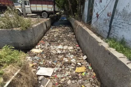 मानसून से पहले नालों की सफाई पर उठे सवाल, कई इलाकों में खतरा बरकरार