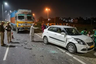 लोनी में तेज रफ्तार ट्रक ने कार को मारी टक्कर, चालक गंभीर घायल