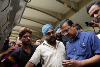 केजरीवाल ने पेट्रोल पंप और सर्विस स्टेशन पहुंचकर जानी E-20 को लेकर लोगों की राय