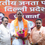 एमसीडी चुनाव के बीच आप को झटका, तीन बार के पार्षद विकास टांक भाजपा में शामिल