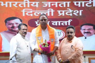 एमसीडी चुनाव के बीच आप को झटका, तीन बार के पार्षद विकास टांक भाजपा में शामिल