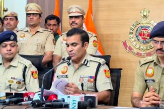 दिल्ली पुलिस का ऑपरेशन शस्त्र: रोहिणी में अपराधियों पर शिकंजा, हथियारों के साथ 46 आरोपी दबोचे