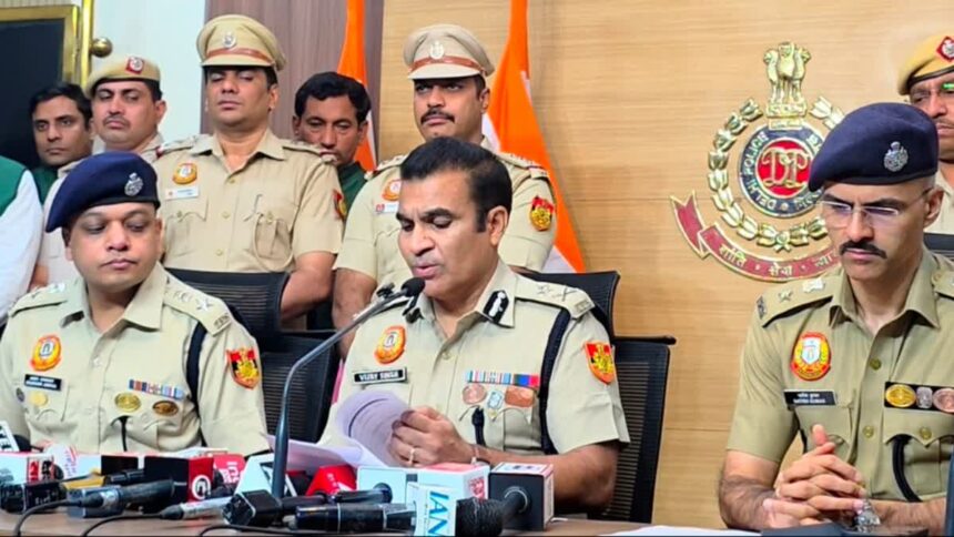 दिल्ली पुलिस का ऑपरेशन शस्त्र: रोहिणी में अपराधियों पर शिकंजा, हथियारों के साथ 46 आरोपी दबोचे