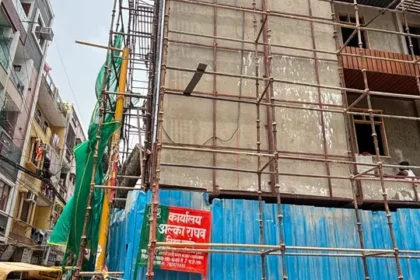 अवैध निर्माण पर निगम की चुप्पी, लक्ष्मी नगर में पेड़ काटकर खड़ी कर दी पांच मंजिला इमारत