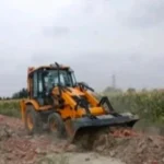 नोएडा में अवैध निर्माण पर बुलडोजर, धार्मिक स्थल तोड़ने के आरोप पर हंगामा
