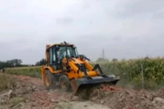 नोएडा में अवैध निर्माण पर बुलडोजर, धार्मिक स्थल तोड़ने के आरोप पर हंगामा