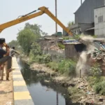 गाजियाबाद में 500 झुग्गियों पर चला बुलडोजर, नाले किनारे अतिक्रमण हटाया