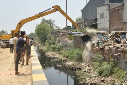 गाजियाबाद में 500 झुग्गियों पर चला बुलडोजर, नाले किनारे अतिक्रमण हटाया