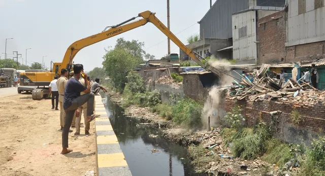 गाजियाबाद में 500 झुग्गियों पर चला बुलडोजर, नाले किनारे अतिक्रमण हटाया