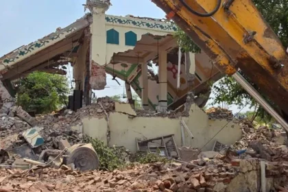 नोएडा में अतिक्रमण पर बड़ी कार्रवाई, सात अवैध फॉर्म हाउस ध्वस्त; दोबारा हो रही प्लॉटिंग हटाई