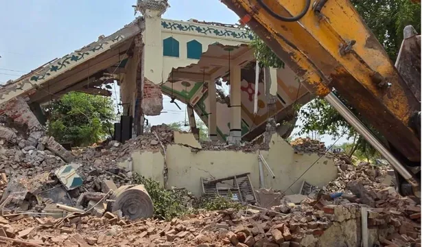 नोएडा में अतिक्रमण पर बड़ी कार्रवाई, सात अवैध फॉर्म हाउस ध्वस्त; दोबारा हो रही प्लॉटिंग हटाई