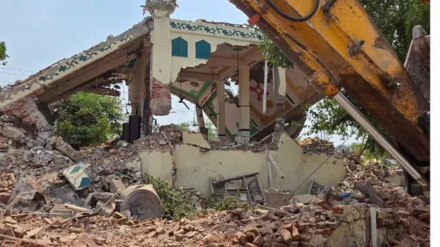 नोएडा में अतिक्रमण पर बड़ी कार्रवाई, सात अवैध फॉर्म हाउस ध्वस्त; दोबारा हो रही प्लॉटिंग हटाई