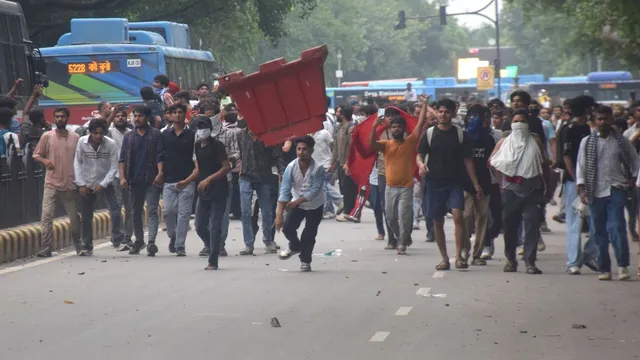 दिल्ली पुलिस का बड़ा अभियान, 989 आपराधिक रिकॉर्ड वालों की तलाश में जुटीं 20 टीमें