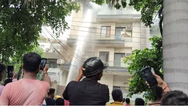 नोएडा PG में AC ब्लास्ट से लगी भीषण आग, छह लड़कियां बाल-बाल बचीं; दमकल ने संभाला मोर्चा