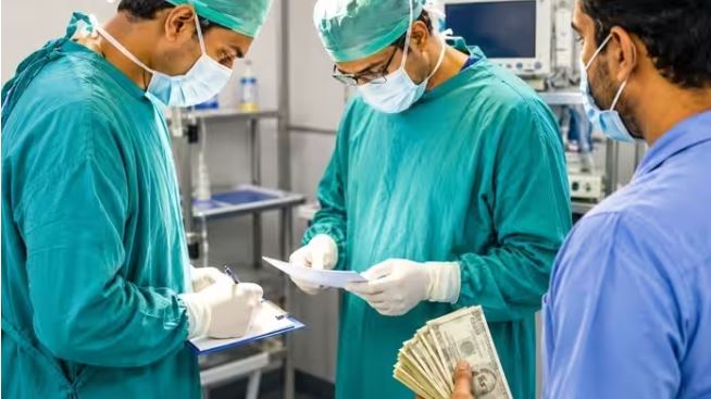नोएडा जिला अस्पताल में आयुष्मान भुगतान पर सवाल, सर्जनों की शिकायत के बाद तीन सदस्यीय जांच कमेटी गठित