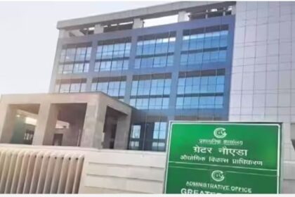 ग्रेटर नोएडा में 6 साल के बच्चे की मौत के बाद बड़ी कार्रवाई, तीन अधिकारियों पर गिरी गाज