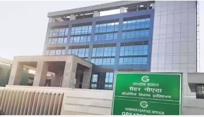ग्रेटर नोएडा में 6 साल के बच्चे की मौत के बाद बड़ी कार्रवाई, तीन अधिकारियों पर गिरी गाज