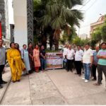 गाजियाबाद में सुरक्षा मानकों को लेकर फूटा निवासियों का गुस्सा, बिल्डर के खिलाफ किया प्रदर्शन