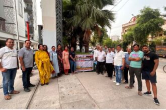 गाजियाबाद में सुरक्षा मानकों को लेकर फूटा निवासियों का गुस्सा, बिल्डर के खिलाफ किया प्रदर्शन