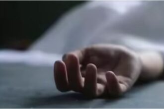 स्कूल में फुटबॉल खेल रहा 10वीं का छात्र मैदान में गिरा, अस्पताल लेकर पहुंचे तो हो चुकी थी मौत