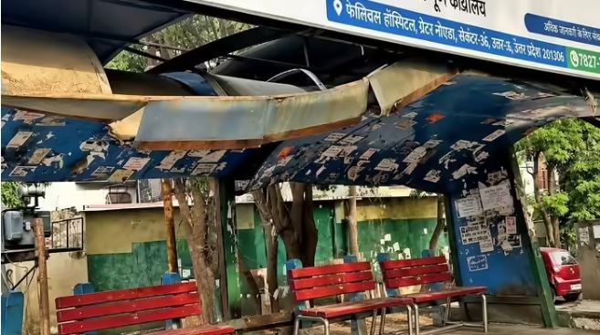 ग्रेटर नोएडा में बिना अनुमति होर्डिंग लगाना पड़ा भारी, निजी अस्पताल पर 10 लाख का जुर्माना