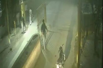 सेक्टर-116 में बदमाशों ने सुरक्षाकर्मियों को दौड़ाकर लाठी-डंडों से पीटा