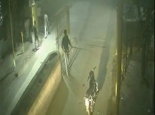 सेक्टर-116 में बदमाशों ने सुरक्षाकर्मियों को दौड़ाकर लाठी-डंडों से पीटा