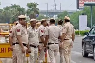 नोएडा से दिल्ली जाने वालों की बढ़ी मुश्किलें, बॉर्डर पर चेकिंग के चलते ट्रैफिक रेंगता रहा