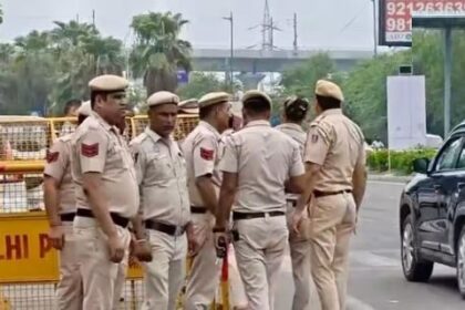 नोएडा से दिल्ली जाने वालों की बढ़ी मुश्किलें, बॉर्डर पर चेकिंग के चलते ट्रैफिक रेंगता रहा