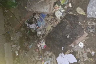 नोएडा के मामूरा में सड़क किनारे नाले में गिरकर बुजुर्ग की मौत, प्रशासन पर फिर उठे सवाल
