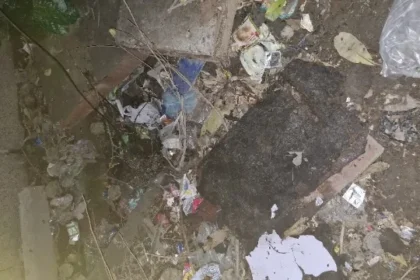नोएडा के मामूरा में सड़क किनारे नाले में गिरकर बुजुर्ग की मौत, प्रशासन पर फिर उठे सवाल