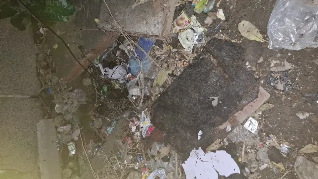 नोएडा के मामूरा में सड़क किनारे नाले में गिरकर बुजुर्ग की मौत, प्रशासन पर फिर उठे सवाल