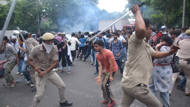संसद मार्च हिंसा: हिरासत में लिए गए प्रदर्शनकारियों की पहचान में जुटी दिल्ली पुलिस