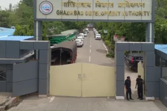 हरनंदीपुरम टाउनशिप पर सख्ती के बाद जीडीए में बढ़ी सक्रियता, देर रात तक हुआ काम