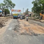 जेवर में सड़क निर्माण की खुली पोल, बारिश से पहले ही उखड़ी करोड़ों की लागत वाली सड़क