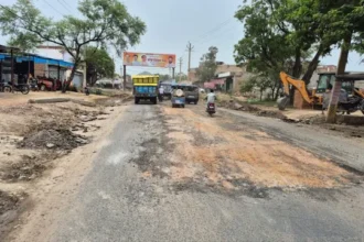 जेवर में सड़क निर्माण की खुली पोल, बारिश से पहले ही उखड़ी करोड़ों की लागत वाली सड़क