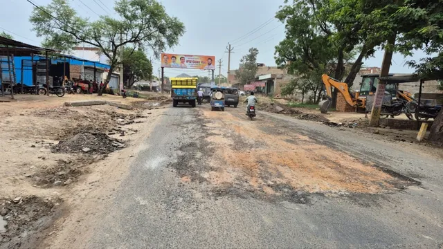 जेवर में सड़क निर्माण की खुली पोल, बारिश से पहले ही उखड़ी करोड़ों की लागत वाली सड़क