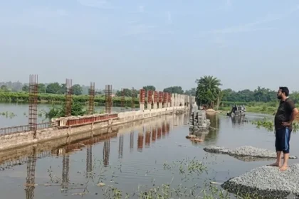 हरनंदी में बाढ़ का पानी बरकरार, किसानों की फसल पर संकट गहराया