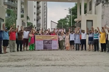 गाजियाबाद मोती रेजीडेंसी में बिल्डर के खिलाफ तीसरी बार धरना, निवासियों ने दी अंतिम चेतावनी