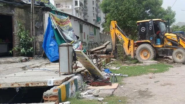 नोएडा में 159 नालों की सफाई अधूरी, बारिश में फिर डूब सकते हैं कई सेक्टर