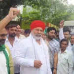 वेव सिटी जमीन विवाद: किसानों के बीच पहुंचे राकेश टिकैत, आंदोलन की चेतावनी