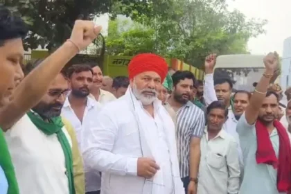 वेव सिटी जमीन विवाद: किसानों के बीच पहुंचे राकेश टिकैत, आंदोलन की चेतावनी