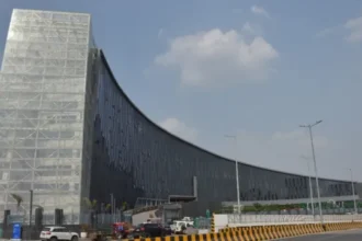 नोएडा प्राधिकरण का बड़ा एक्शन: सफाई में लापरवाही पर 3 सुपरवाइजरों की नौकरी गई, अधिकारियों का वेतन भी कटा